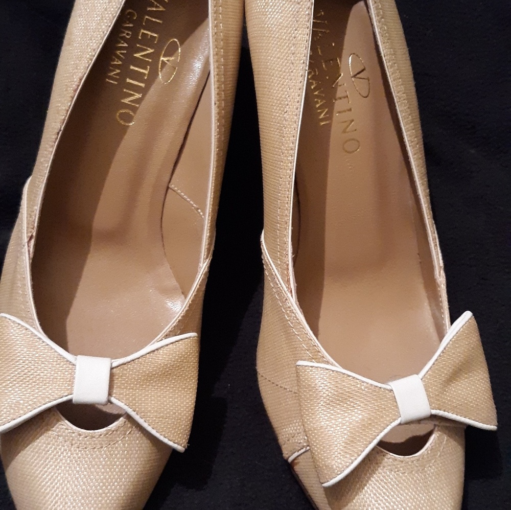 Valentino Garavani Pumps.